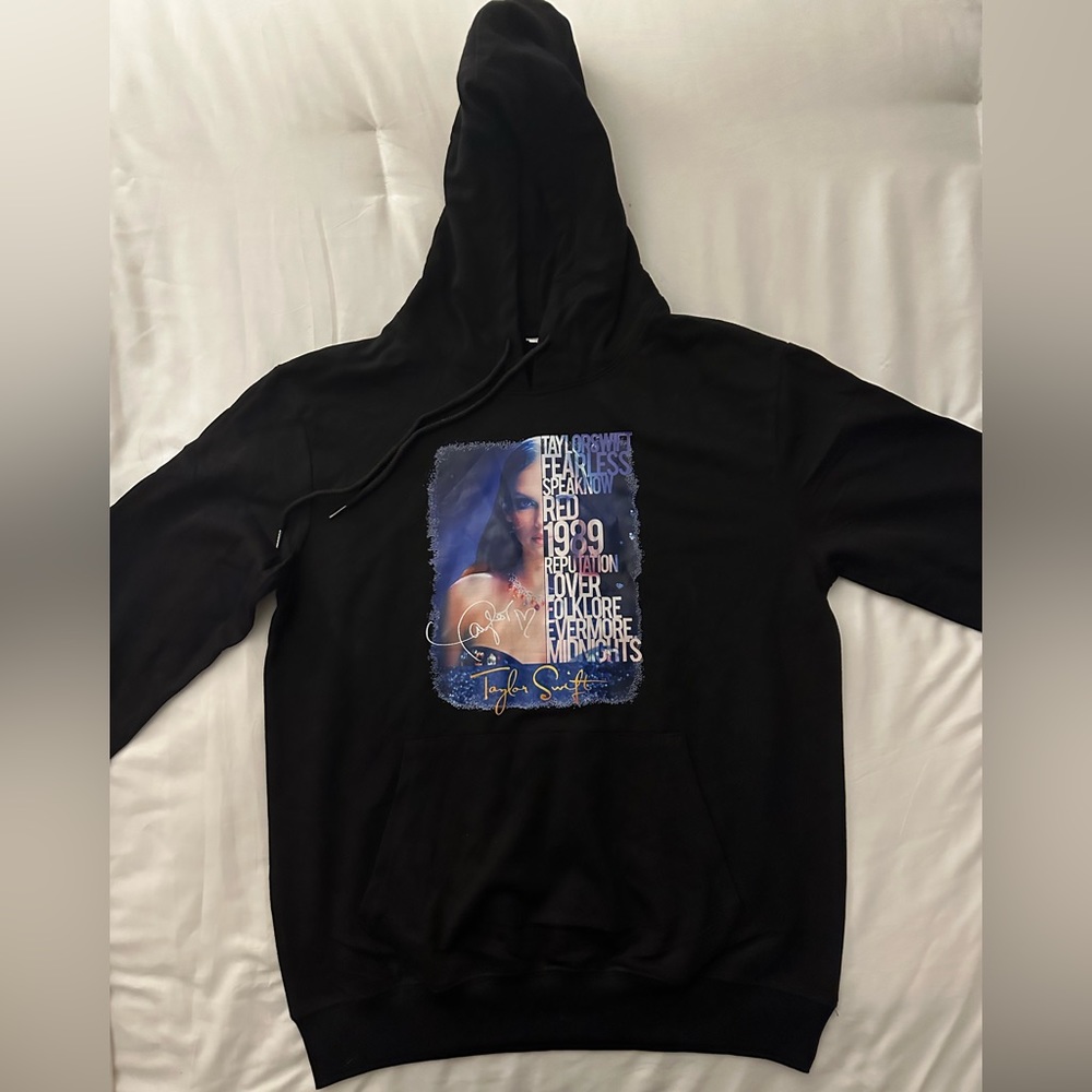 TAYLOR SWIFT SWEATSHIRT!! NEVER WORN!!